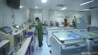 Jika sedang banyaknya permintaan, lab ini akan terasa sibuk sebab darah yang diterima masih harus diproses. 