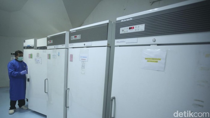 Petugas beraktivitas di Lab PMI DKI Jakarta, Kamis (12/5/2022). Di lab ini seluruh darah yang didapat dikelola untuk diserahkan kepada rumah sakit maupun masyarakat yang membutuhkan darah.