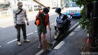 Dalam razia ini warga yang kedapatan tidak memakai masker diberikan hukuman menyapu jalanan.