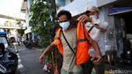Ngeyel Sih! Warga Tak Bermasker Dihukum Nyapu Jalan