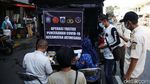 Ngeyel Sih! Warga Tak Bermasker Dihukum Nyapu Jalan