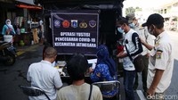 Belasan warga terjaring razia ini.