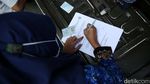Ngeyel Sih! Warga Tak Bermasker Dihukum Nyapu Jalan