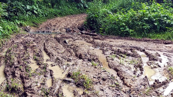 Jalan rusak di Tegalbuleud Sukabumi.