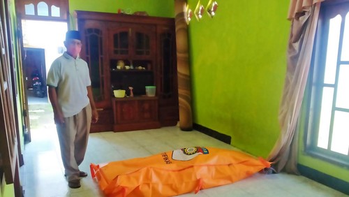 jenazah Akmaluddin, warga Banjar Munduk Bayur, Desa Tuwed, Kecamatan Melaya, Kabupaten Jembrana yang ditemukan dalam kondisi membusuk penuh belatung