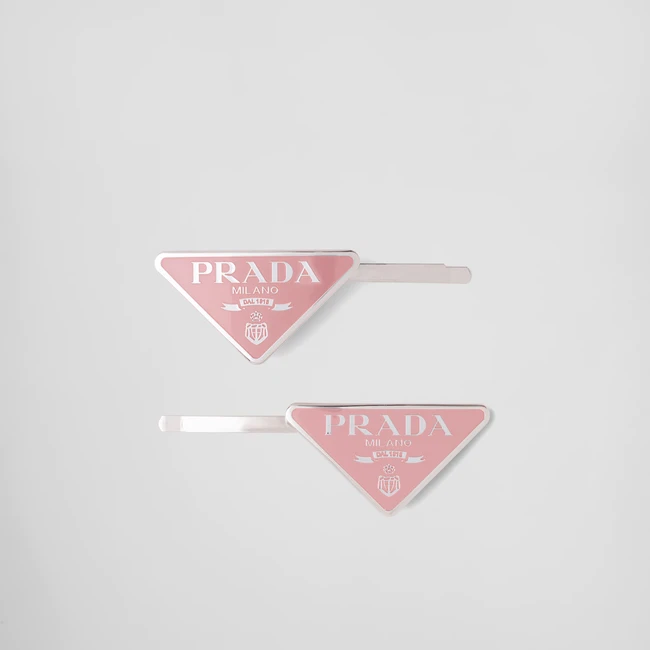 Dilihat dari situs resmi Prada, sepasang jepit rambut ini dijual seharga USD 495 atau sekitar Rp 7,2 Juta. Foto: Dok. Prada