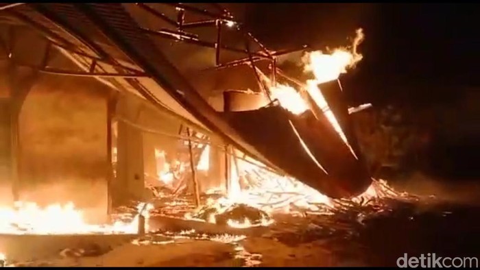 Kebakaran Kacang Shanghai Gangsar Tulungagung terbakar