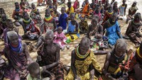 Warga berkumpul di desa Lomoputh, Kenya bagian utara, Kamis (12/5/2022). Kenya menjadi salah satu negara dengan kekeringan terburuk selain Somalia dan Ethiopia pada awal tahun ini.