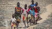 Warga berjalan kaki di tangah cuaca panas dan kering di negara Tanduk Afrika itu. PBB menyatakan perubahan iklim global menambah buruk keadaan.
