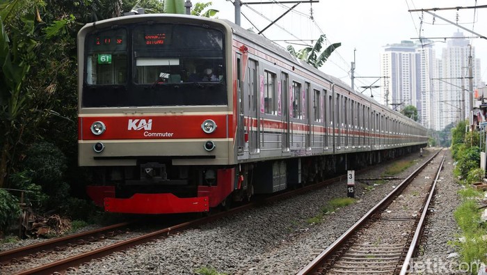 KRL Tanah Abang - Rangkas Bitung melintas di kawasan Jakarta Selatan, kemarin. Kementerian Perhubungan sudah menetapkan nominal kenaikan tarifnya, hanya tinggal menunggu penentuan waktunya saja kapan tarif KRL akan naik.