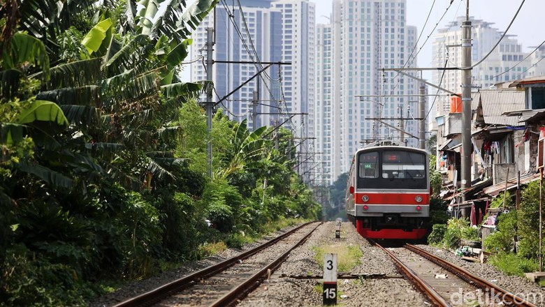 Kenaikan Tarif KRL Tinggal Tunggu Waktu KRL Tanah Abang - Rangkas Bitung melintas di kawasan Jakarta Selatan, kemarin. Kementerian Perhubungan sudah menetapkan nominal kenaikan tarifnya, hanya tinggal menunggu penentuan waktunya saja kapan tarif KRL akan naik.