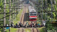 KRL Tanah Abang-Rangkasbitung melintas di kawasan Jakarta Selatan, Kamis (12/5/2022) kemarin.