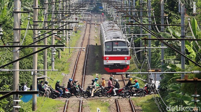 KRL Tanah Abang - Rangkas Bitung melintas di kawasan Jakarta Selatan, kemarin. Kementerian Perhubungan sudah menetapkan nominal kenaikan tarifnya, hanya tinggal menunggu penentuan waktunya saja kapan tarif KRL akan naik.