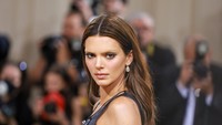 Kendall Jenner Geram Dituding Operasi Plastik, Tegaskan Wajahnya Alami