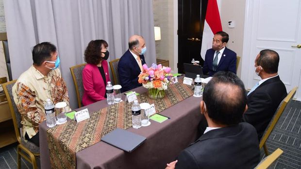 Keterangan: Presiden Joko Widodo menerima kunjungan Chairman dan CEO Air Products, Seifi Ghasemi, di Hotel Ritz Carlton, Washington DC, Kamis, 12 Mei 2022. (Muchlis Jr - Biro Pers Sekretariat Presiden)