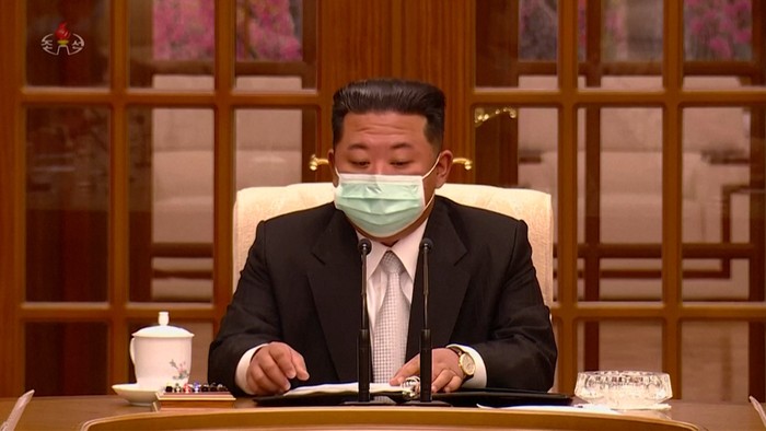 Kim Jong Un Tampil Perdana Memakai Masker