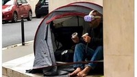 Nggak tahan hidup di dunia nyata, karena jatuh miskin gara-gara kripto. Jadi, pilih hidup di dunia virtual aja deh!