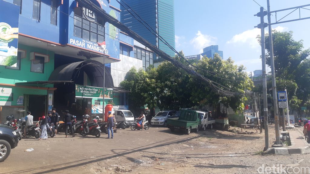 Kondisi kabel-kabel utilitas di Jl Mampang Prapatan, Jakarta Selatan. Di bawahnya, SJUT sudah tersedia. Kondisi 13 Mei 2022. (Danu Damarjati/detikcom)