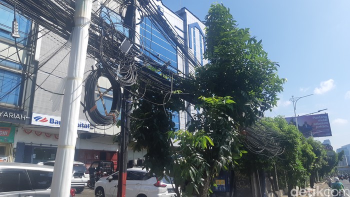 Kondisi kabel-kabel utilitas di Jl Mampang Prapatan, Jakarta Selatan. Di bawahnya, SJUT sudah tersedia. Kondisi 13 Mei 2022. (Danu Damarjati/detikcom)