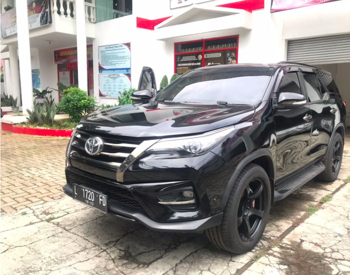 KPK lelang Toyota Fortuner dan Hyundai Santa Fe