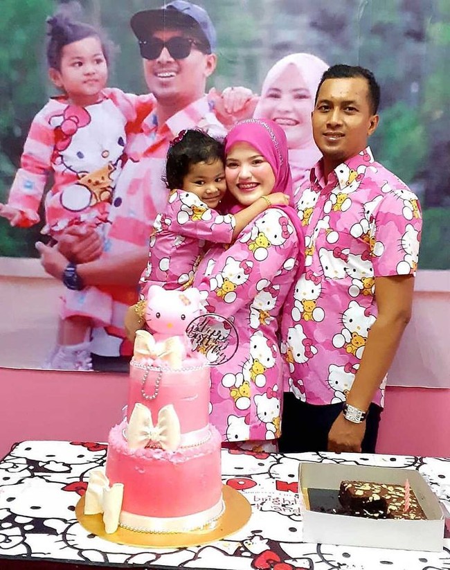 Memiliki istri seorang fans berat Hello Kitty, suami Yus Amina Zawiyah juga ikut mengenakan busana seragam serba Hello Kitty. Seperti pada salah satu momen ulang tahun anaknya, semua anggota keluarga memakai seragam Hello Kitty. Foto: Dok. Instagram @kakakhellokitty.