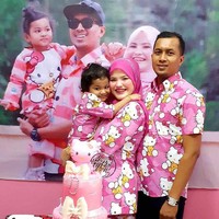 Memiliki istri seorang fans berat Hello Kitty, suami Yus Amina Zawiyah juga ikut mengenakan busana seragam serba Hello Kitty. Seperti pada salah satu momen ulang tahun anaknya, semua anggota keluarga memakai seragam Hello Kitty. Foto: Dok. Instagram @kakakhellokitty.