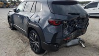 Sementara pada bagian belakang ringsek parah. Knalpot, fender, hingga bemper sampai penyok. Foto: Copart