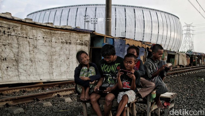 Menanti Janji Kampung Susun Bayam ala Anies Gubernur DKI Jakarta Anies Baswedan rencananya akan segera membangun Kampung Susun Bayam yang lokasinya dekat dengan Jakarta International Stadium (JIS).