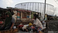 Anies menyebut fase pembangunan kampung susun dilakukan setelah pembangunan JIS selesai.