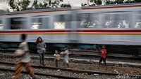 Anies menyebutkan pembangunan hunian produktif tersebut akan membuat biaya lebih membengkak.