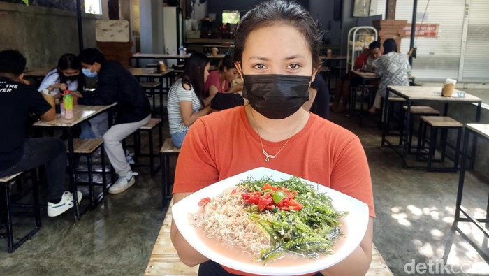 Mencicip Lezatnya Rujak Bulung Campur Kuah Pindang Khas Bali Ada banyak pilihan warung rujak kuah pindang di Bali. Namun, di warung ini, para pecinta dan penikmat rujak akan merasakan sensasi lain.