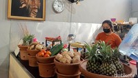 Tak hanya menonjolkan keunikan rasa dari kuahnya, di tempat ini juga menghadirkan menu rujak yang terbilang sudah jarang ditemui di beberapa warung rujak di Bali, yakni rumput laut atau di Bali disebut dengan Bulung.  