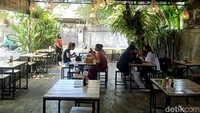 Gek Sakha mengungkapkan, dalam seharinya sebanyak 200 porsi Rujak Bulung Campur Kuah Pindang laku terjual.  