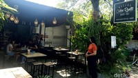 Namanya Warung Rujak Men Runtu. Berlokasi di Jalan Sekuta No 32C Sanur, Denpasar Selatan, Bali, warung ini menjadi warung favorit bagi pecinta rujak.  
