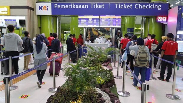 Menjelang libur nasional Waisak pada tanggal 16 Mei mendatang, jumlah penumpang kereta api melonjak. Tercatat ada 31.200 orang penumpang pada hari ini. (dok KAI Daop 1)