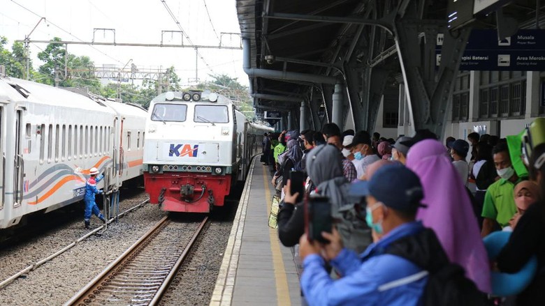 Menjelang libur nasional Waisak pada tanggal 16 Mei mendatang, jumlah penumpang kereta api melonjak. Tercatat ada 31.200 orang penumpang pada hari ini. (dok KAI Daop 1)