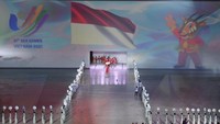 Pasukan Merah Putih pun tampak mengenakan polo shirt putih berbalut cardigan merah yang dipadukan dengan celana berwarna cream. ANTARA FOTO/Zabur Karuru  