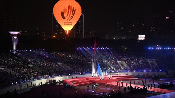 Balon udara dengan Bendera Indonesia diterbangkan pada upacara pembukaan SEA Games 2021 di Stadion Nasional My Dinh, Hanoi, Vietnam, Kamis (12/5/2022). Ajang olah raga Asia Tenggara tersebut berlangsung hingga 23 Mei 2022 dengan mempertandingkan 40 cabang olah raga dan diikuti 11 negara. ANTARA FOTO/Zabur Karuru/YU