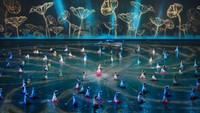Penari menampilkan atraksi saat upacara pembukaan SEA Games 2021 di Stadion Nasional My Dinh, Hanoi, Vietnam, Kamis (12/5/2022). ANTARA FOTO/Zabur Karuru  