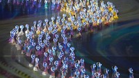 Ada atraksi tarian didukung teknologi pencahayaan, pengibaran bendera SEA Games, prosesi penyalaan kaldron dan juga derap barisan defile perwakilan atlet dari negara-negara peserta. ANTARA FOTO/Zabur Karuru  
