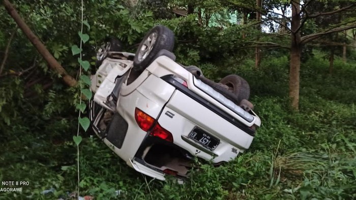Mobil minibus Pajero terjun ke jurang saat akan menghindari tabrakan di Kota Bogor, Jumat (13/5).