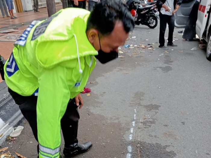 Mobil seruduk dua pegowes di Jalan Pemuda Semarang, 1 orang tewas, Jumat (13/5/2022).
