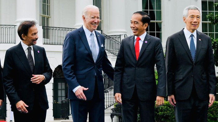 Momen Jokowi Disambut-Dijamu Biden di Gedung Putih AS Presiden Joko Widodo (Jokowi) bertemu dengan Presiden Amerika Serikat (AS) Joe Biden dalam acara jamuan santap malam di Gedung Putih, Washington DC, Amerika Serikat, Kamis (12/5/2022) malam waktu setempat atau Jumat (13/5/2022) pagi waktu Indonesia.