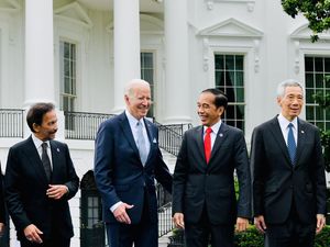 Senyum Jokowi di Samping Biden