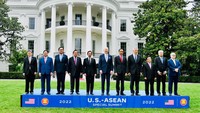 Jokowi juga sempat melakukan sesi foto menghadap Monumen Nasional bersama dengan para pemimpin negara-negara ASEAN.   