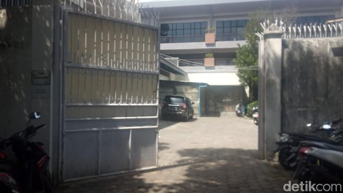 Pagar yang dibangun pengelola Toko Agung di atas lahan fasilitas umum di Makassar.