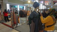 Pameran yang diikuti 30 pelaku industri kecil menengah yang fokus pada produksi kain ini digelar sejak 11-16 Mei 2022.