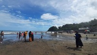 Pengunjung Pantai Karang Hawu diprediksi akan meningkat pada long weekend ini. (Syifa Yasmin Nurfadila/detikTravel)