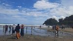 Libur Lebaran Sudah Lewat, Pantai Karang Hawu Masih Tetap Padat