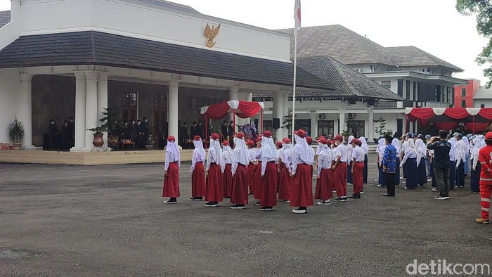 Para siswa SD mengikuti peringatan Hardiknas tingkat Kabupaten Ciamis di Pendopo.